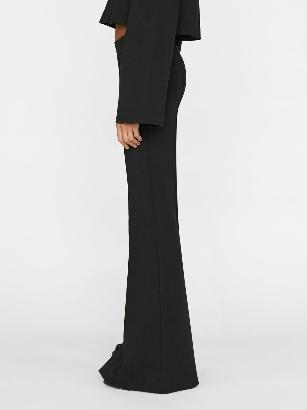 bottoms side view alt:fit1